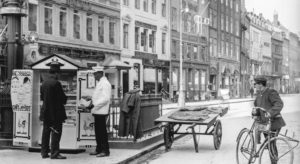Sort paa Hvidt Højbro Plads 1918