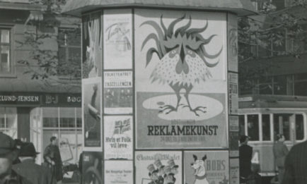 Reklamekunst på Rådhuspladsen 1945